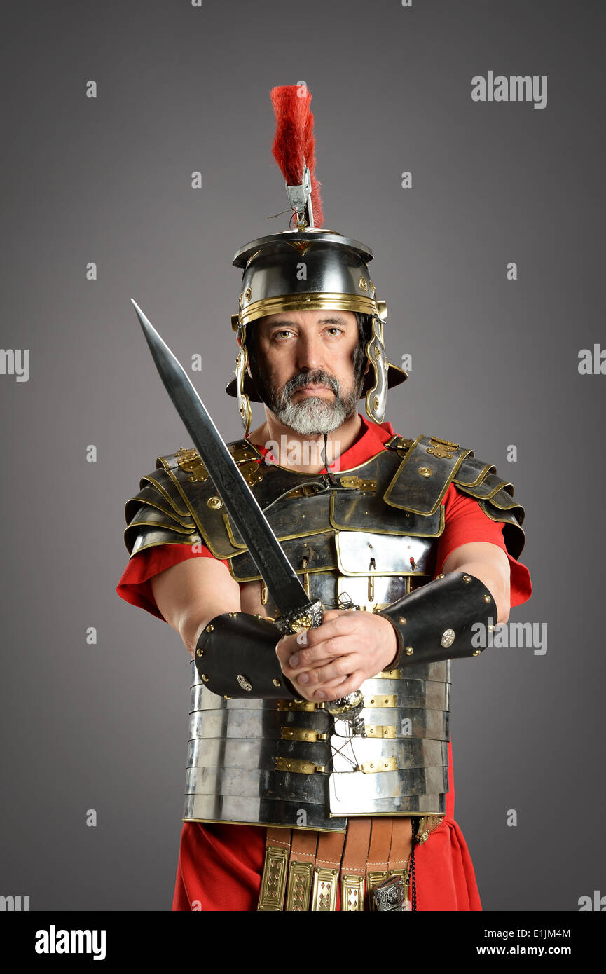 Portrait de centurion romain tenant un sabre sur un fond neutre Banque D'Images
