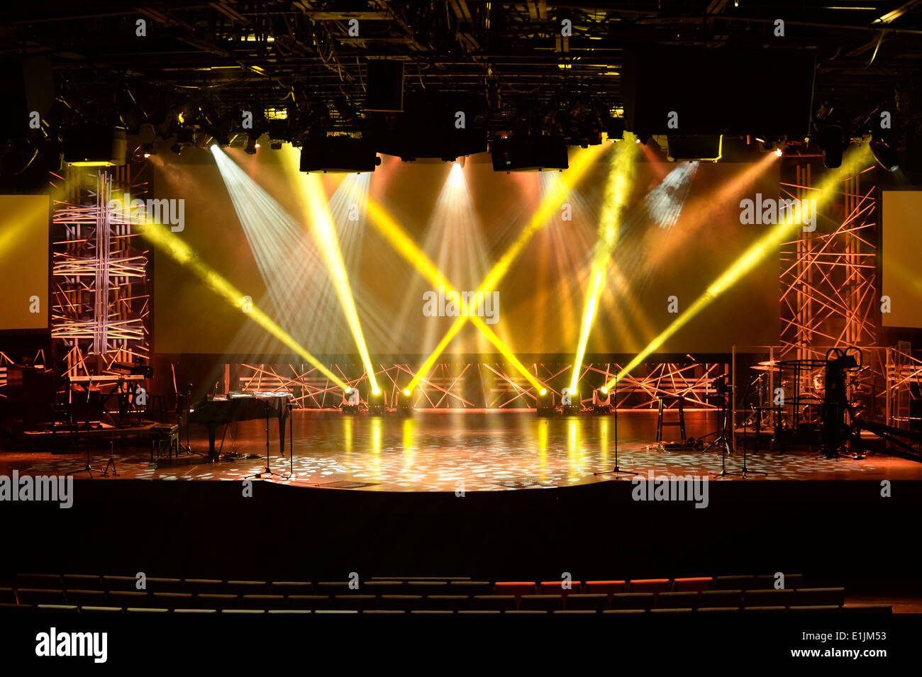 Stage lights avant le début de concert avec de multiples instruments de musique et micros Banque D'Images