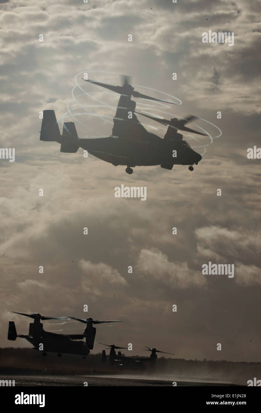 Trois Corps des Marines MV-22B à rotors basculants Osprey aéronefs affectés à l'escadron à rotors basculants moyen maritime (VMM) 265, 31e Ex Marine Banque D'Images