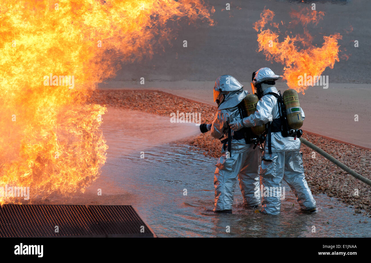 La Garde nationale aérienne du Mississippi deux travaux d'éteindre un incendie à Volk Field la préparation au combat au Centre à Camp Douglas, W Banque D'Images