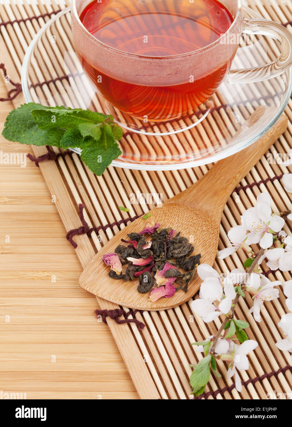 Le thé vert japonais et sakura branche sur table en bambou avec copie espace Banque D'Images