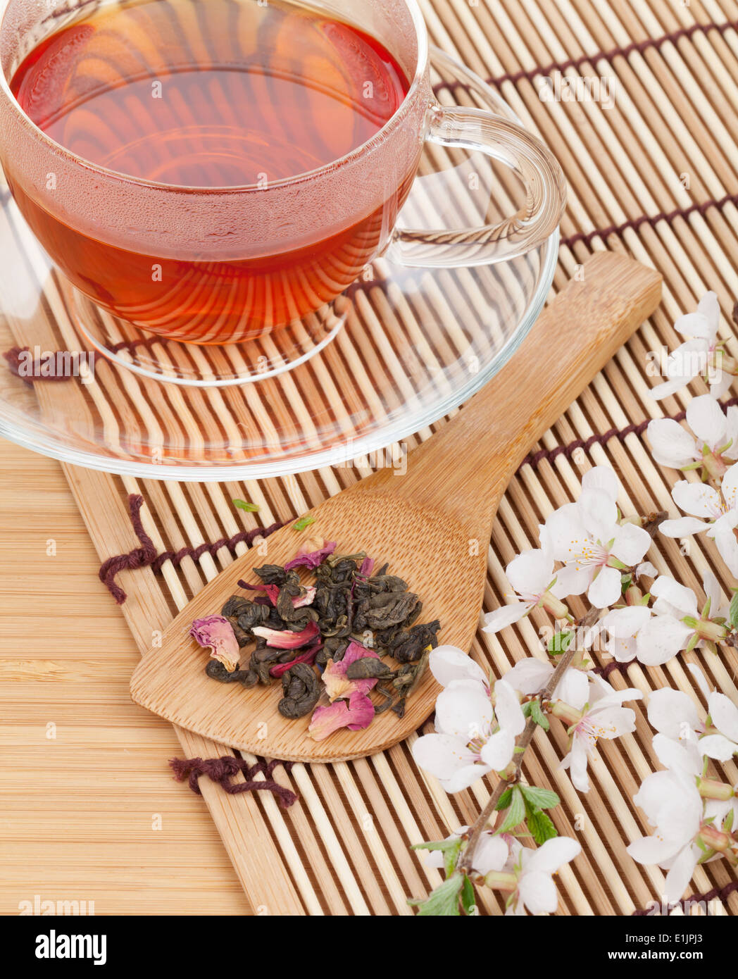 Le thé vert japonais et sakura branche sur table en bambou Banque D'Images