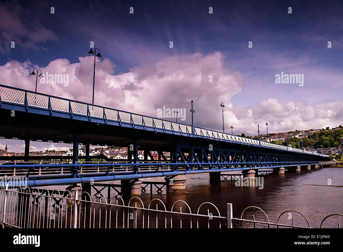 Le pont Craigavon, Derry, Londonderry traverse la rivière Foyle. Il est l'un des rares double-decker ponts routiers en Europe. Banque D'Images