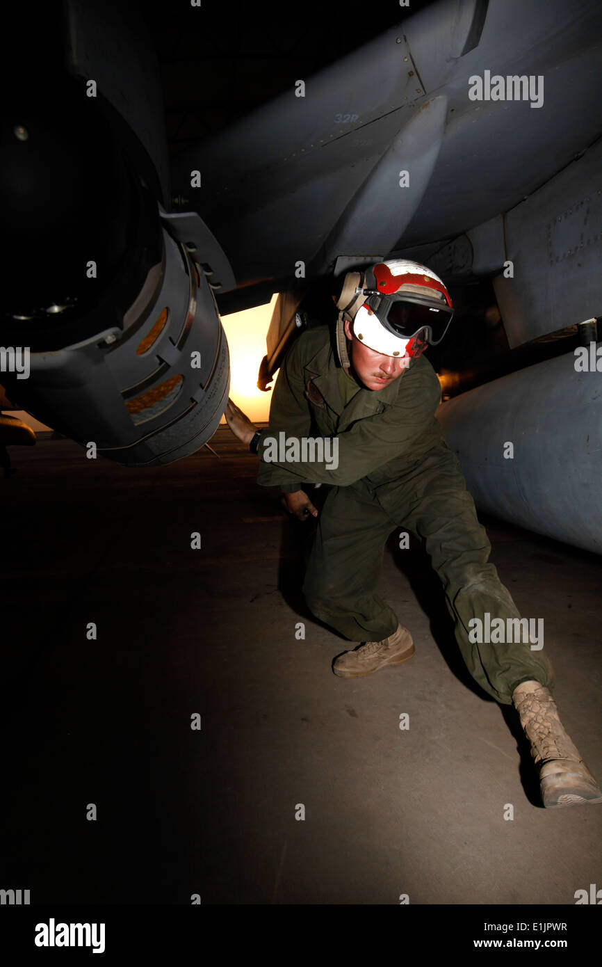 Le Corps des Marines des États-Unis. Tucker W. Edwards, un technicien de munitions avec Marine Attack Squadron (VMA) 311, inspecte une entrée AV-8B Banque D'Images