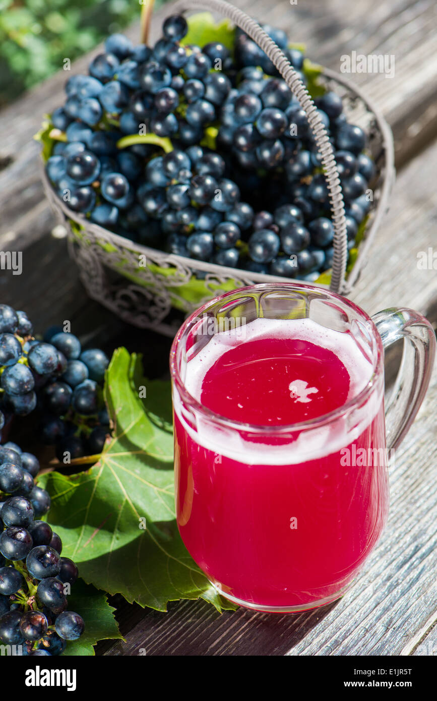 Vin de fruits avec des raisins frais Banque D'Images