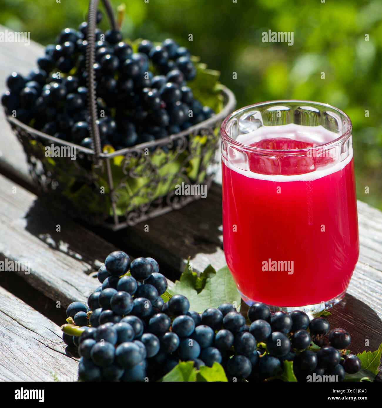 Vin de fruits avec des raisins frais Banque D'Images
