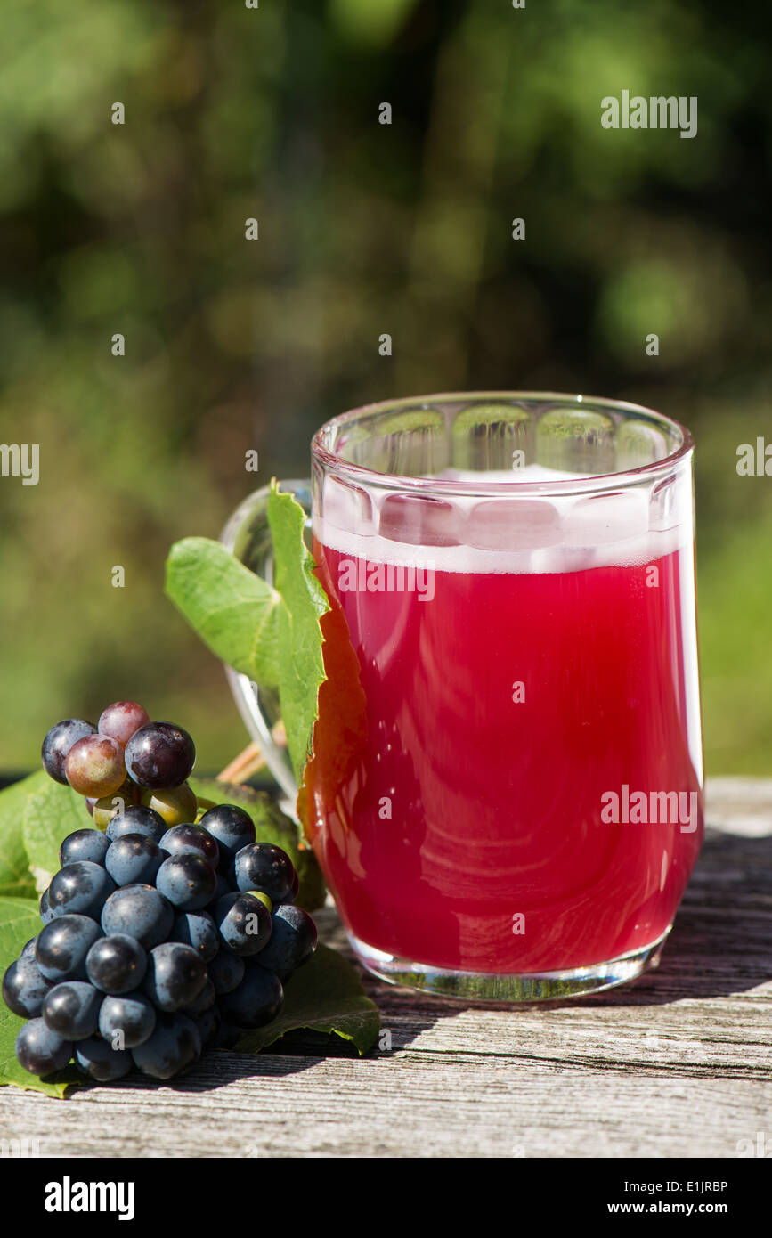 Vin de fruits avec des raisins frais Banque D'Images