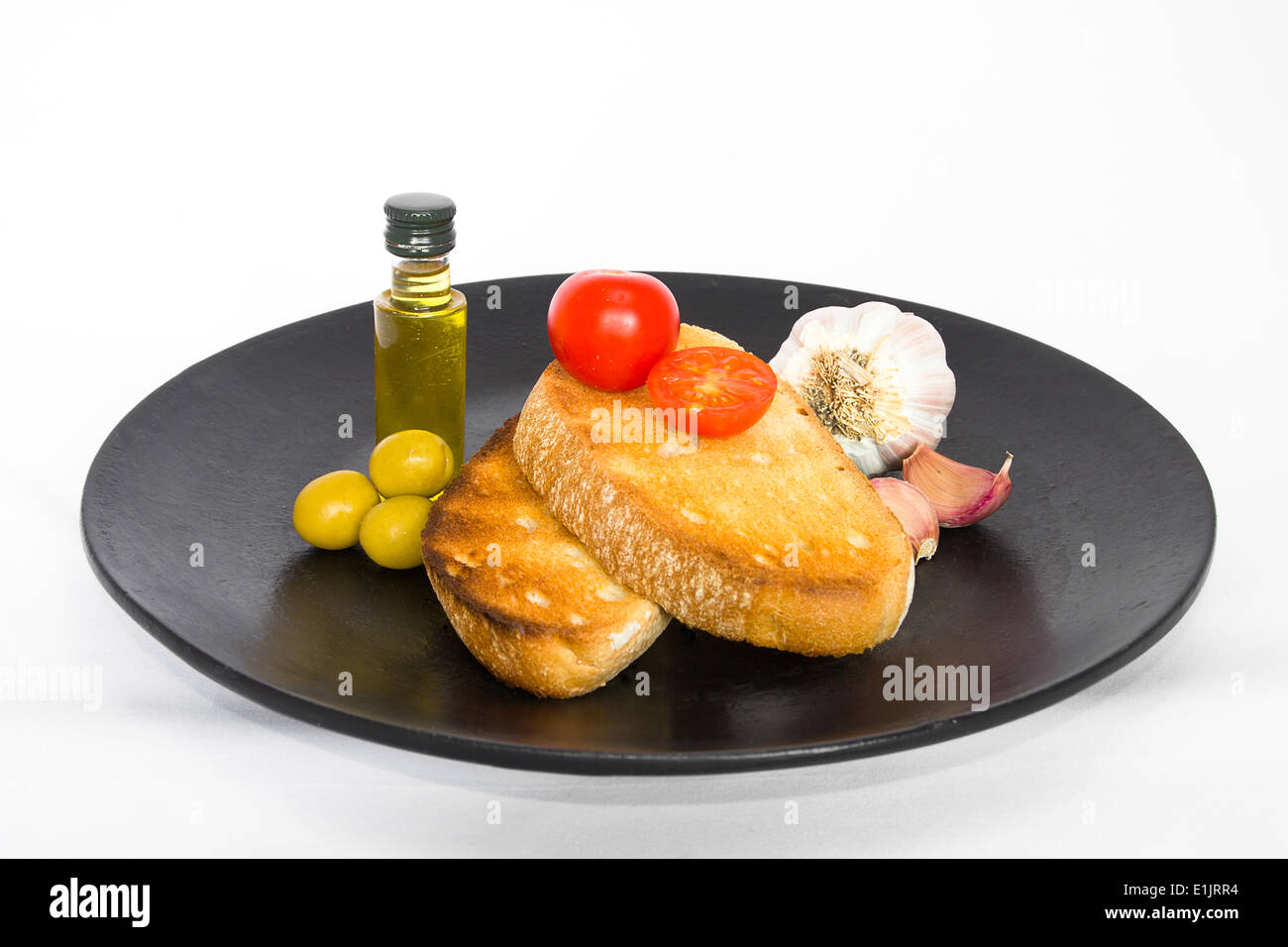 Cuisine catalane (espagnole) typique. Pain grillé en tranches avec tomate, ail et huile d'olive extra vierge. Banque D'Images