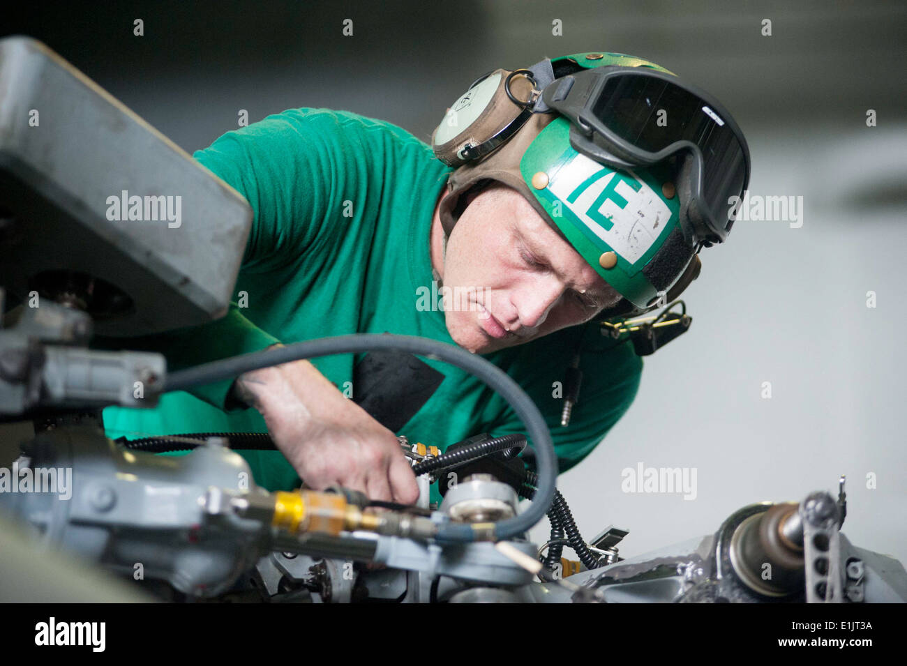 L'aviation de la Marine américaine-électricien 2e classe Daniel Henson, affecté à l'Escadron d'hélicoptères de combat de la mer (HSC) 7, de l'installation d'un b Banque D'Images