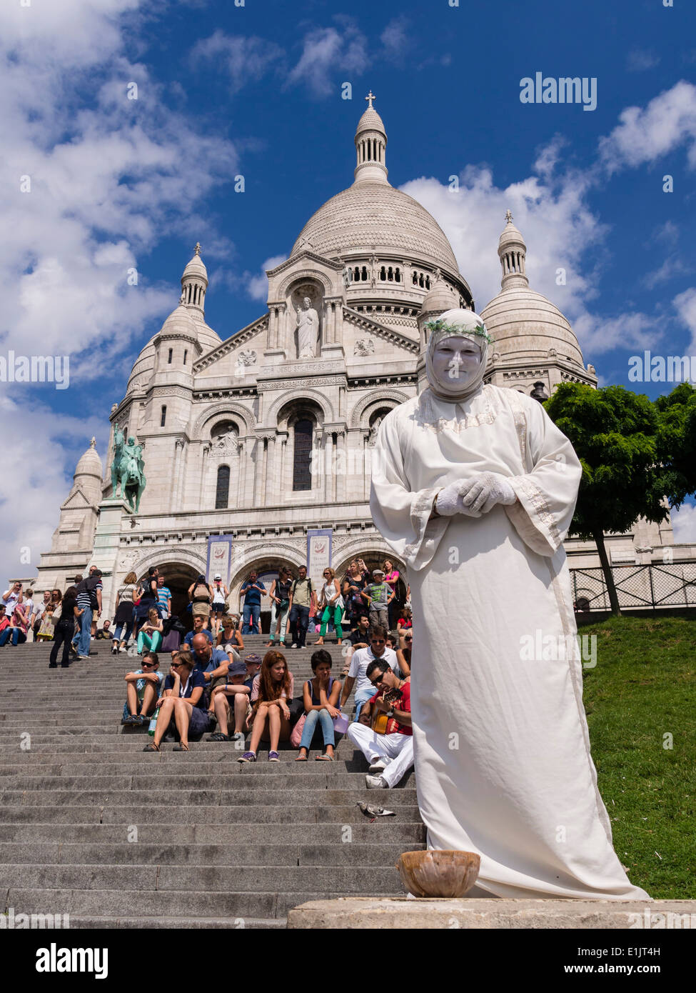 Un artiste de rue se produit devant la Basilique du Sacré Coeur sur la colline de Montmartre à Paris. Banque D'Images
