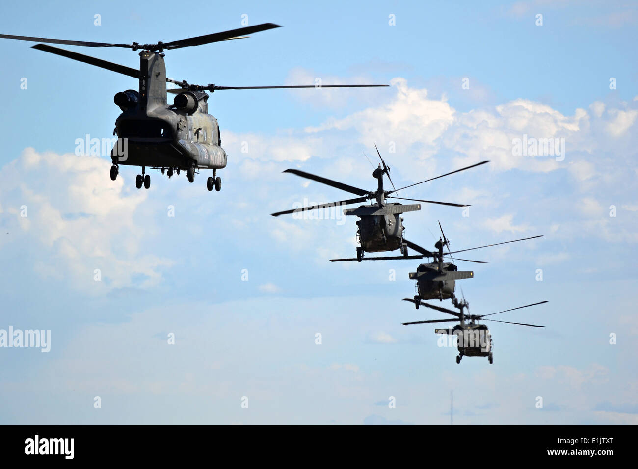 L'Armée américaine Un hélicoptère CH-47 Chinook, à gauche, et les hélicoptères Black Hawk UH-60 affecté au 2e Bataillon, 4e Régime d'Aviation Banque D'Images