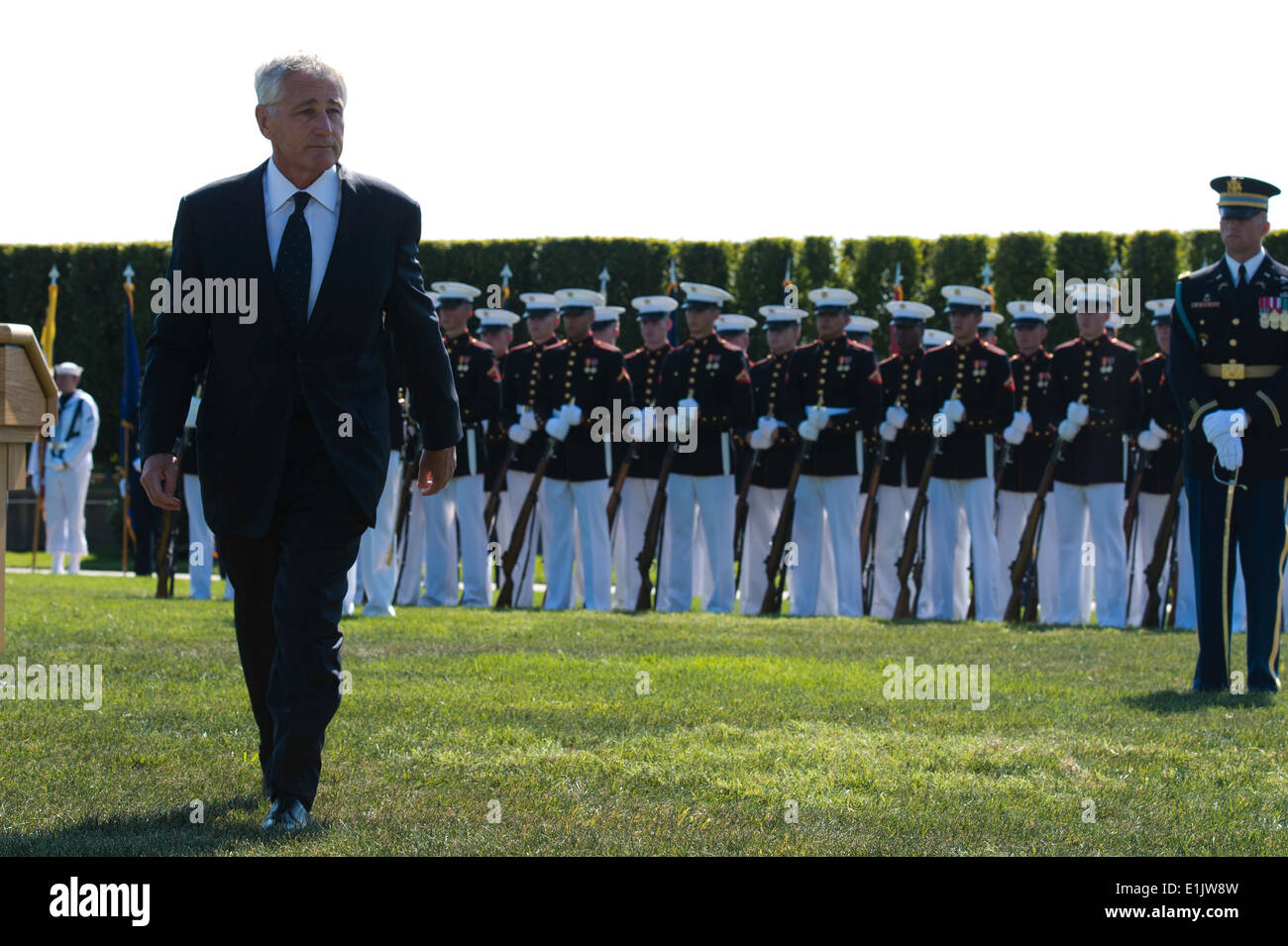 Le secrétaire à la défense Chuck Hagel, premier plan, marche à travers le champ de parade, le 20 septembre 2013, lors d'une cérémonie à se souvenir de priso Banque D'Images