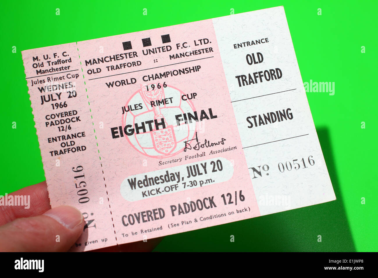 Personne détenant des billets de la Coupe du Monde 1966 original pour le huitième match final - Hongrie V Bulgarie sur fond vert. Banque D'Images