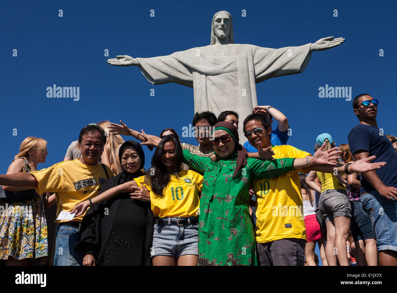 Des touristes posent pour photographier sous la statue du Christ, Corcovado, Rio de Janeiro, Brésil Banque D'Images