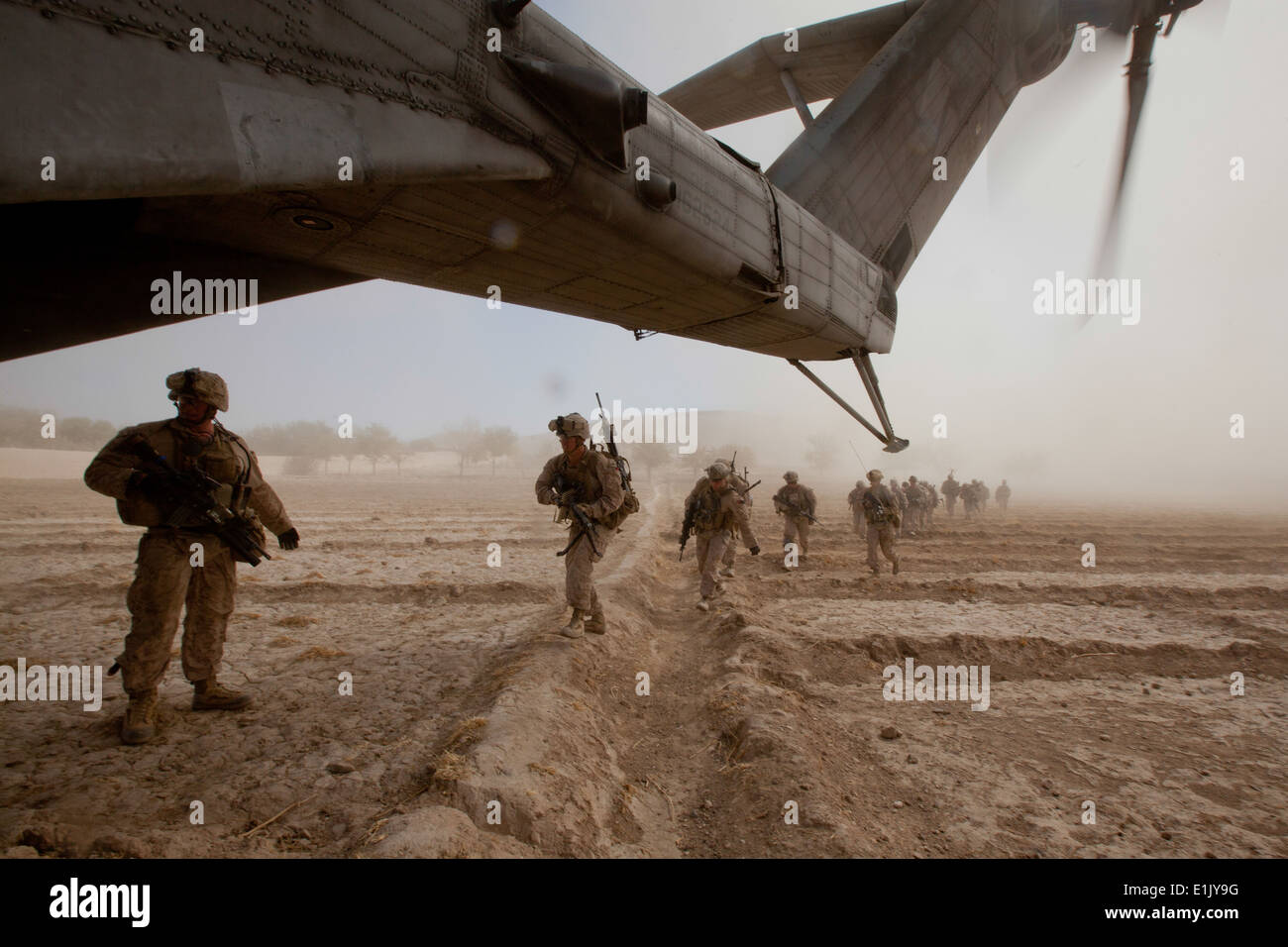 Les Marines américains avec la Compagnie Bravo, 1er Bataillon, 9e Régiment de Marines courir vers un CH-53E Super Stallion helicopter attribué à M Banque D'Images