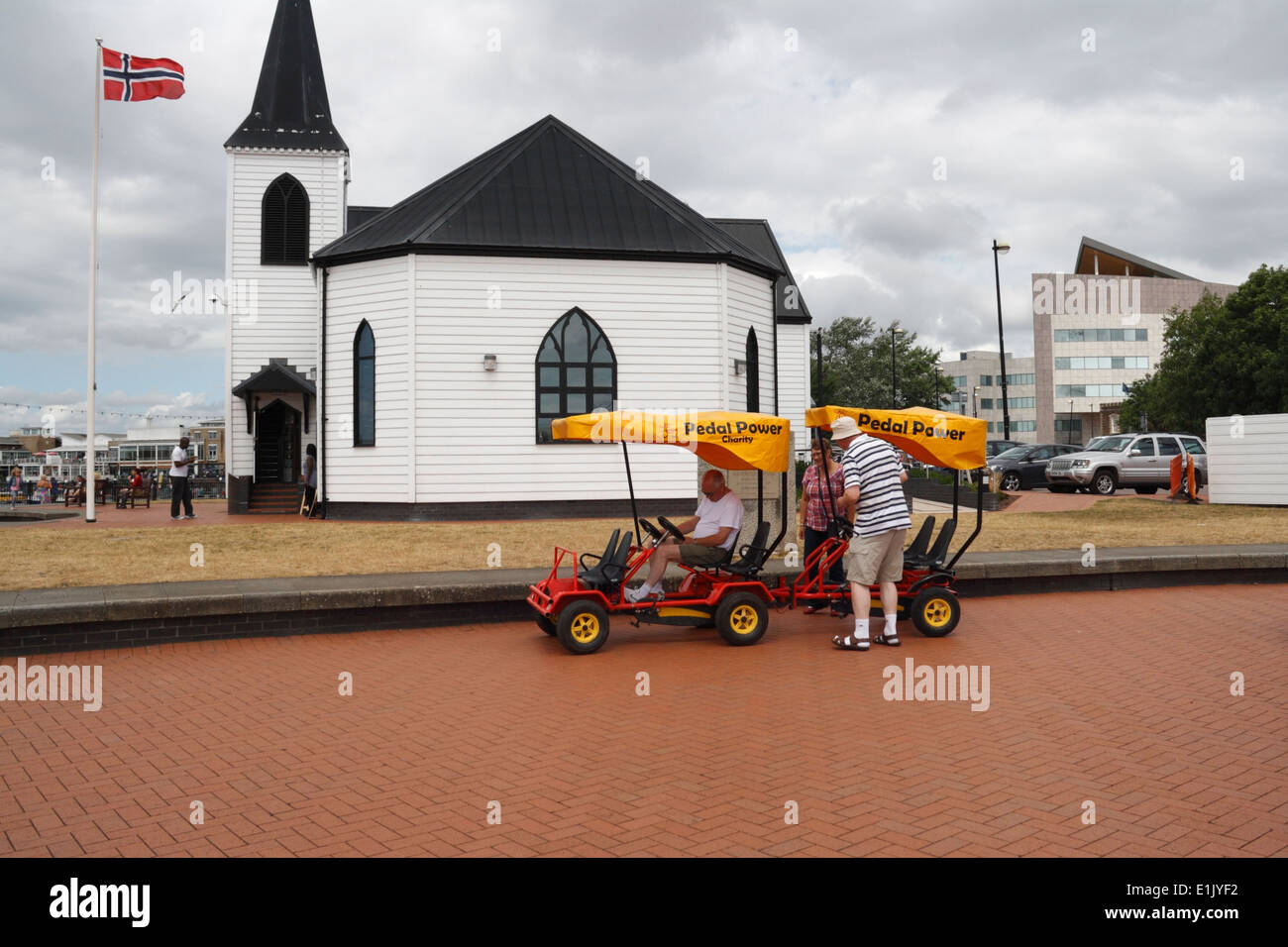 Pedal Power Charity à Cardiff Bay Wales Royaume-Uni, deux sièges côte à côte vélos, église norvégienne Banque D'Images