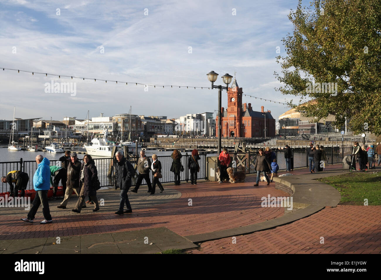 Personnes marchant dans Cardiff Bay Wales Banque D'Images