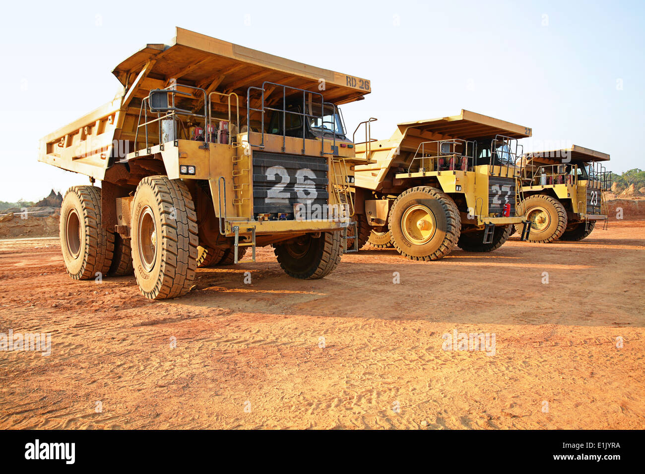Trois gros camions jaunes sur une mine de cuivre en Afrique Banque D'Images