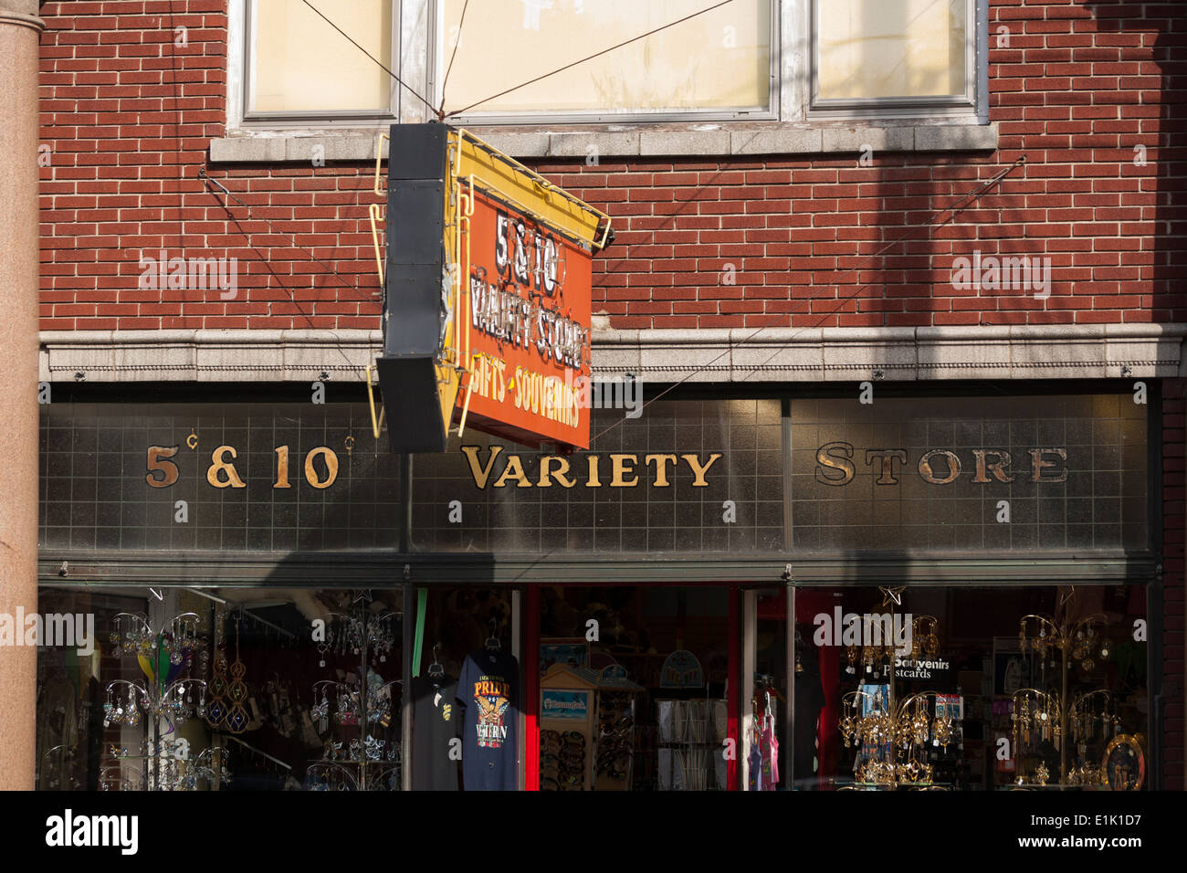 Face d'un vieux 5&10 100 store. Les panneaux à l'avant d'une ancienne variété de style boutique à Alexandria Bay. Banque D'Images