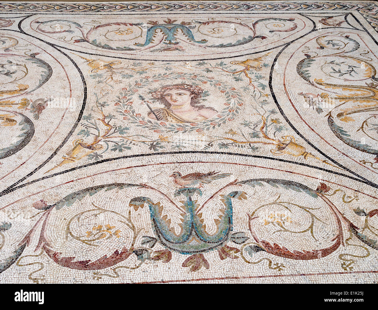 Sol en mosaïque romaine d'Ostia, Italie. Un sol en mosaïque coloré avec un portrait de l'homme dans un médaillon central. Environ 200CE. Banque D'Images