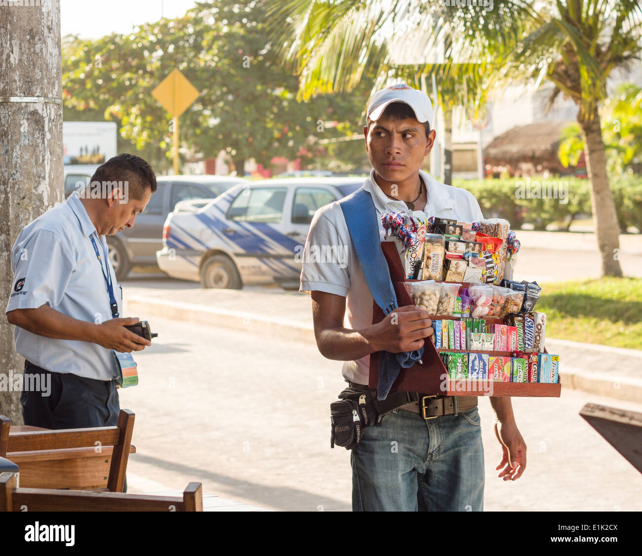 Vendeur de bonbons de la rue. Un jeune homme marche de la rue principale de Tulum offrant des bonbons à la vente. Dessert n'importe qui ? Banque D'Images