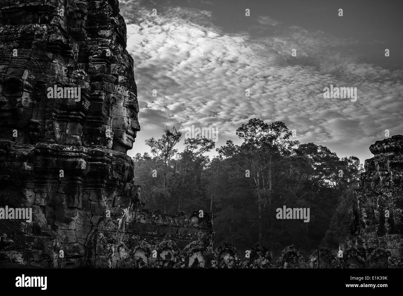 Le Bayon est un temple à Angkor Thom, Angkor, Siem Reap, Cambodge. Sa principale caractéristique sont les 216 pierres gigantesques visages de sourire. Banque D'Images