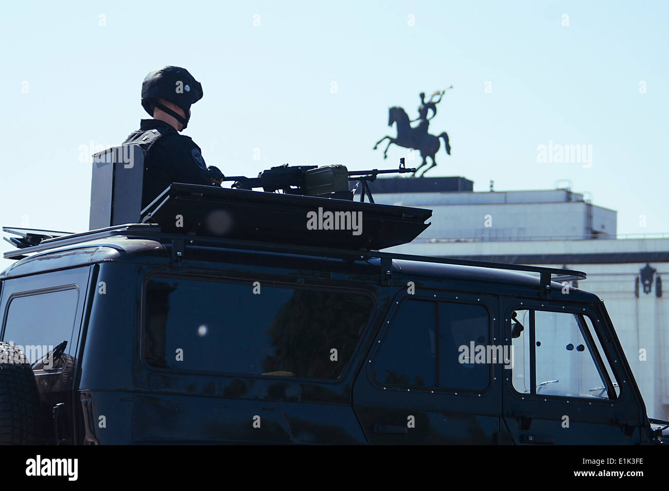 Soldat russe avec une arme à feu sur un véhicule militaire blindé Banque D'Images