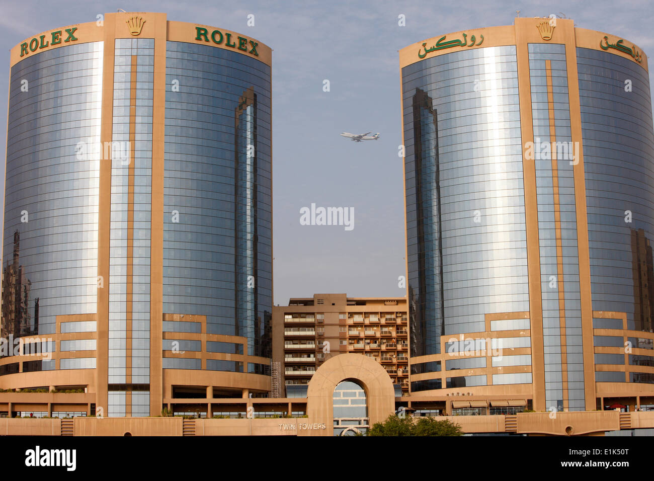 Buildings & avion dans la crique de Dubaï. Banque D'Images