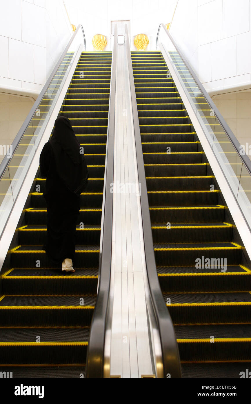 Grande Mosquée de Sheikh Zayed. Escalator au domaine d'ablution. Banque D'Images