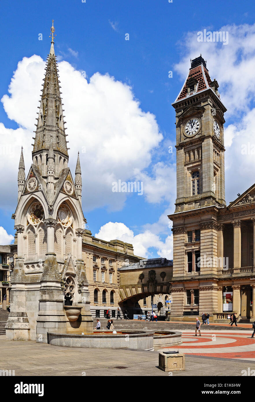 Chamberlain memorial à Chamberlain Square avec la tour de Birmingham museum and art gallery à l'arrière, Birmingham. Banque D'Images