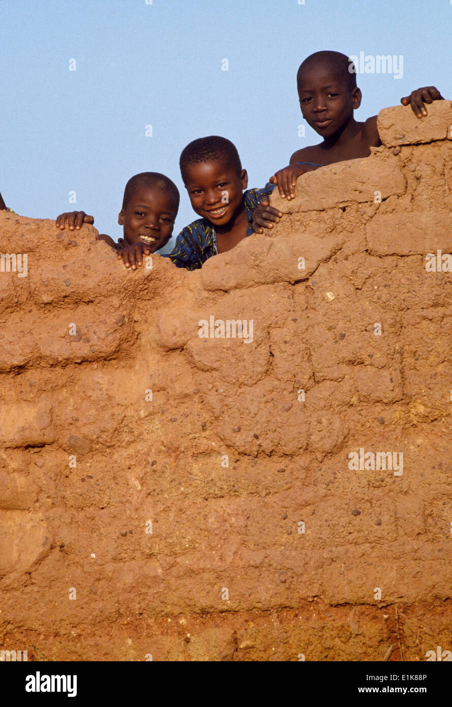 Les enfants africains jouant sur un mur Banque D'Images