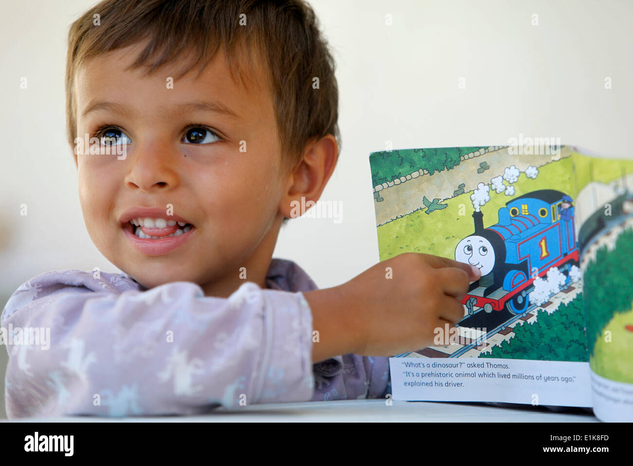 Enfant avec livre Banque D'Images