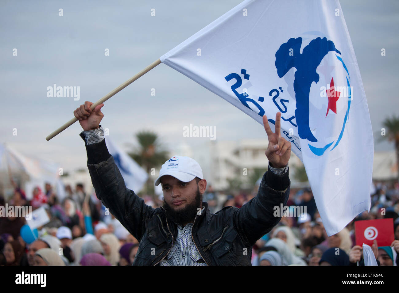 Avec un drapeau d'activiste parti islamiste Ennahda pendant un rassemblement avant les élections de l'Assemblée constituante, le 23 octobre 2011. Banque D'Images