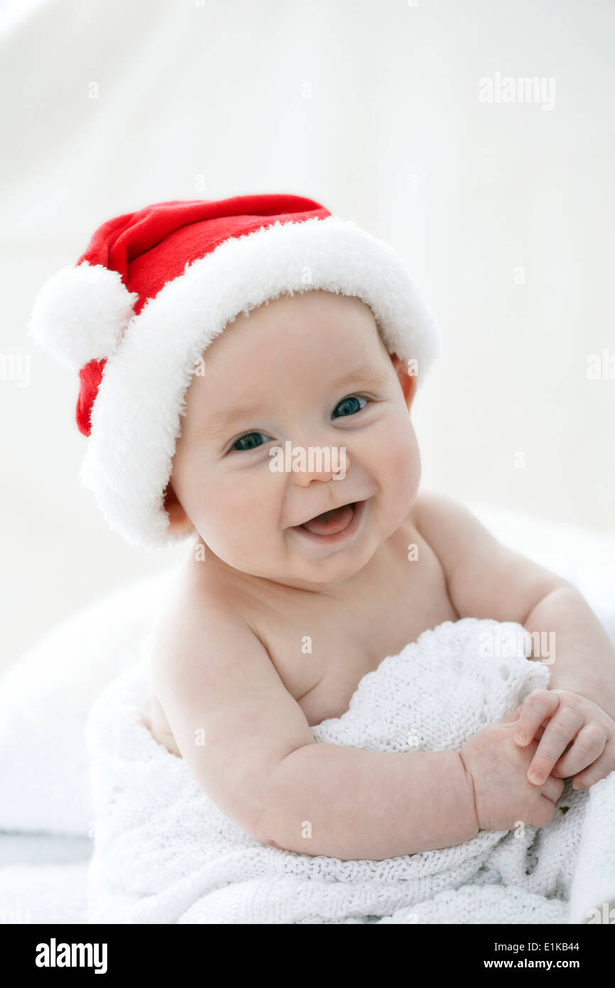 Parution modèle Baby Boy wearing Santa hat smiling. Banque D'Images