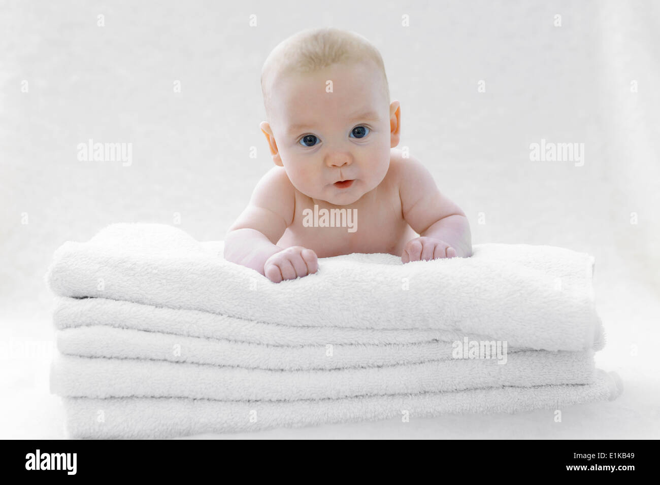 Parution modèle Baby Boy lying on serviettes. Banque D'Images