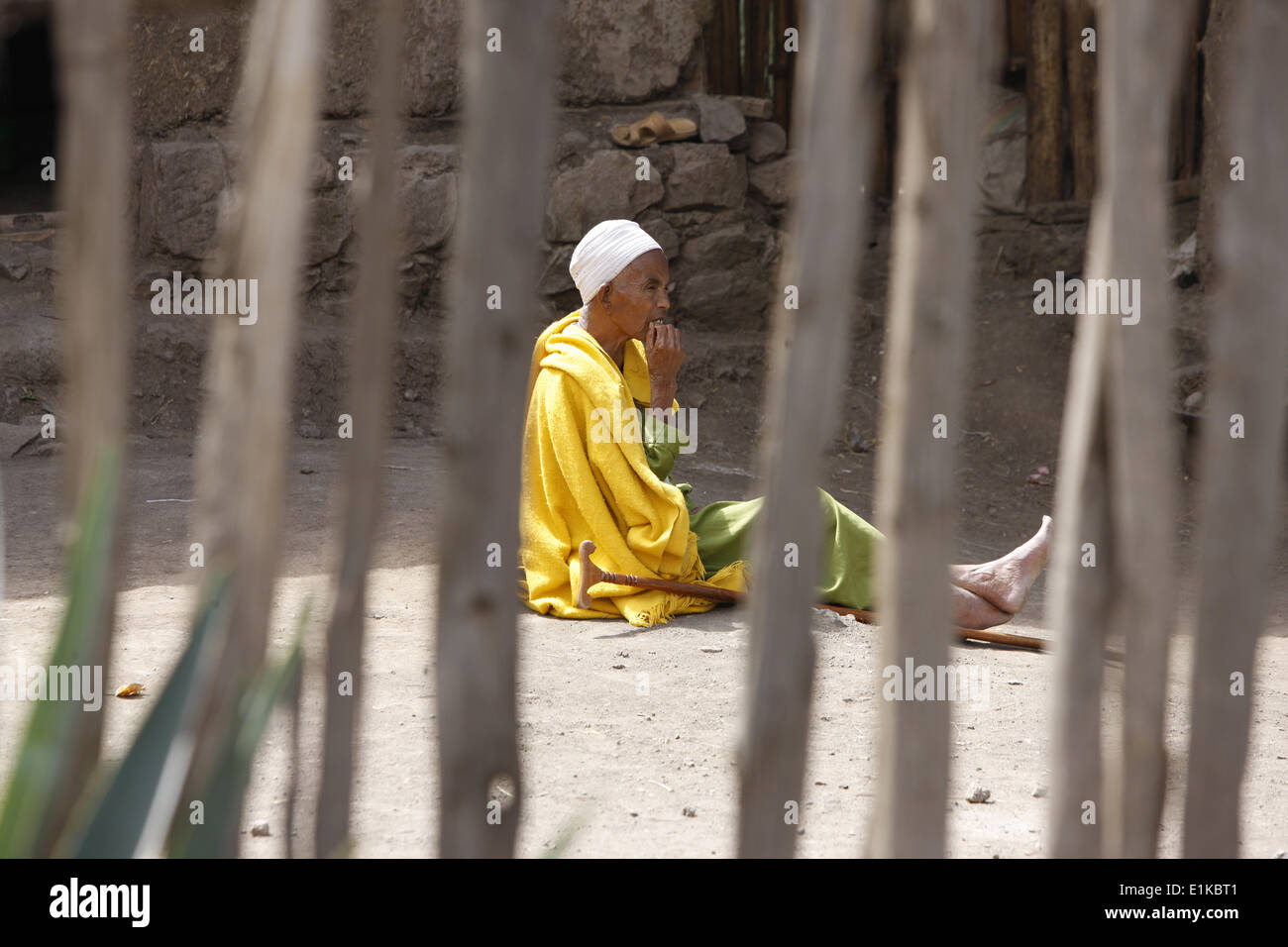 Old woman in house Banque D'Images