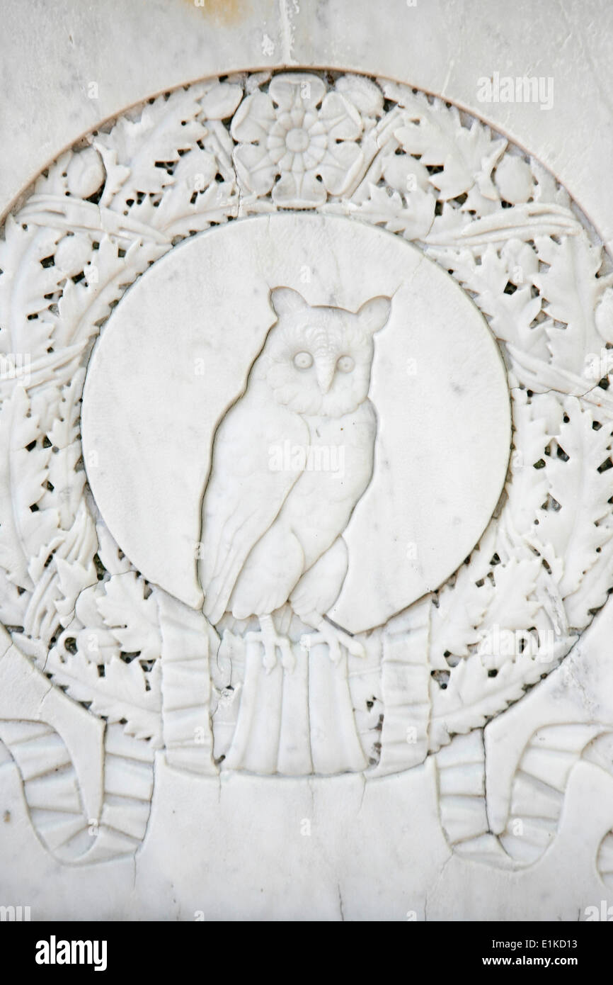 Owl sculpture à Pre Lachaise Banque D'Images