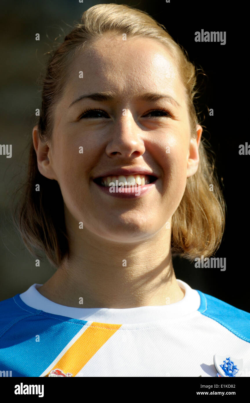 Lizzy Yarnold - médaillée d'or aux Jeux Olympiques d'hiver dans le squelette, Sochi 2014 - au Queen's baton Relay, Tonbridge, Kent, 2014 Banque D'Images
