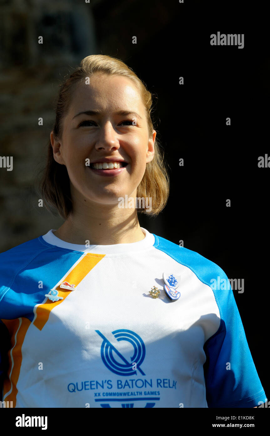 Lizzy Yarnold - médaillée d'or aux Jeux Olympiques d'hiver dans le squelette, Sochi 2014 - au Queen's baton Relay, Tonbridge, Kent, 2014 Banque D'Images