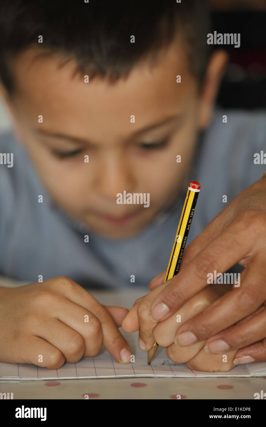 Garçon de 6 ans l'apprentissage de l'écriture Banque D'Images