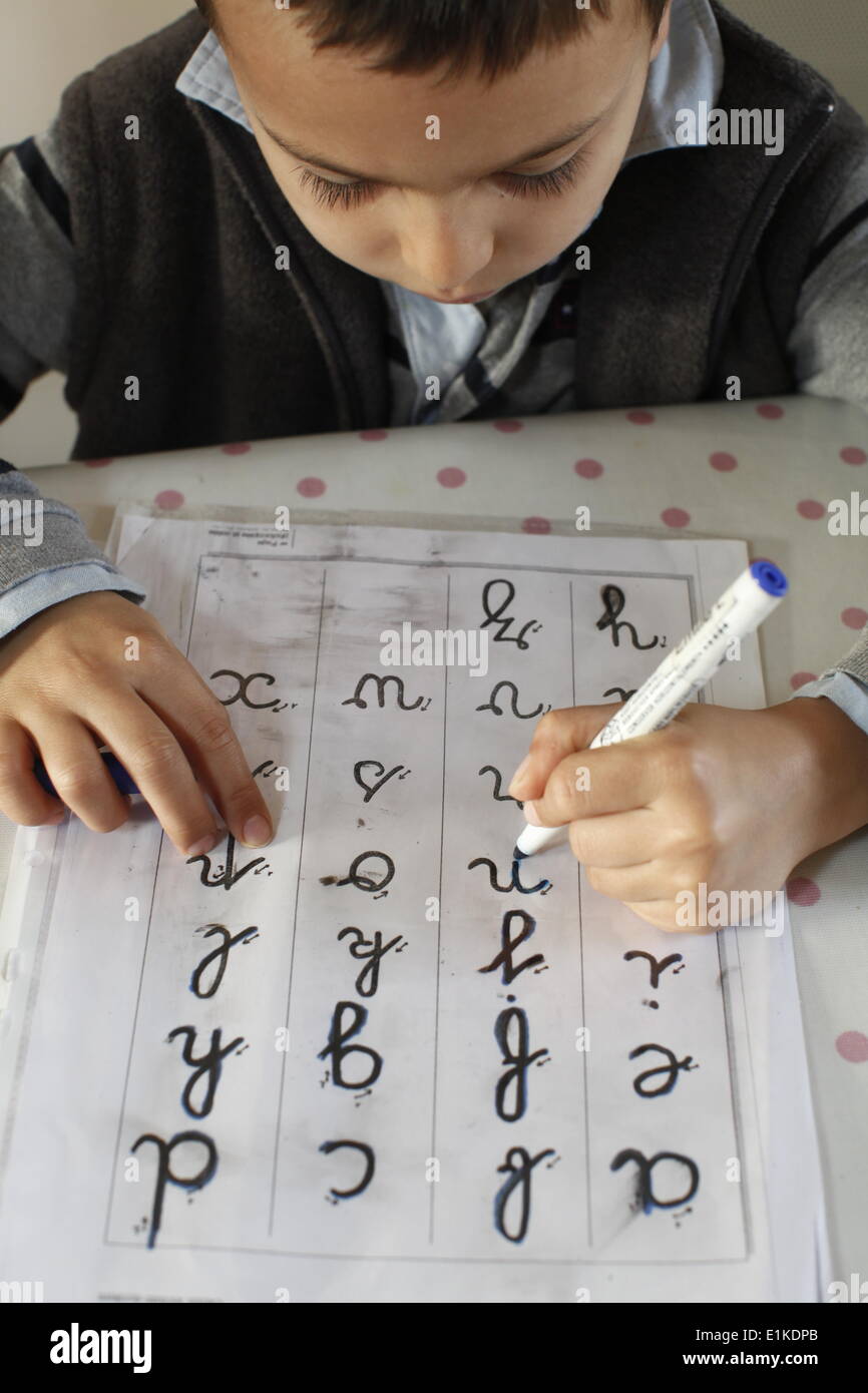 Garçon de 6 ans apprendre à écrire des lettres Banque D'Images