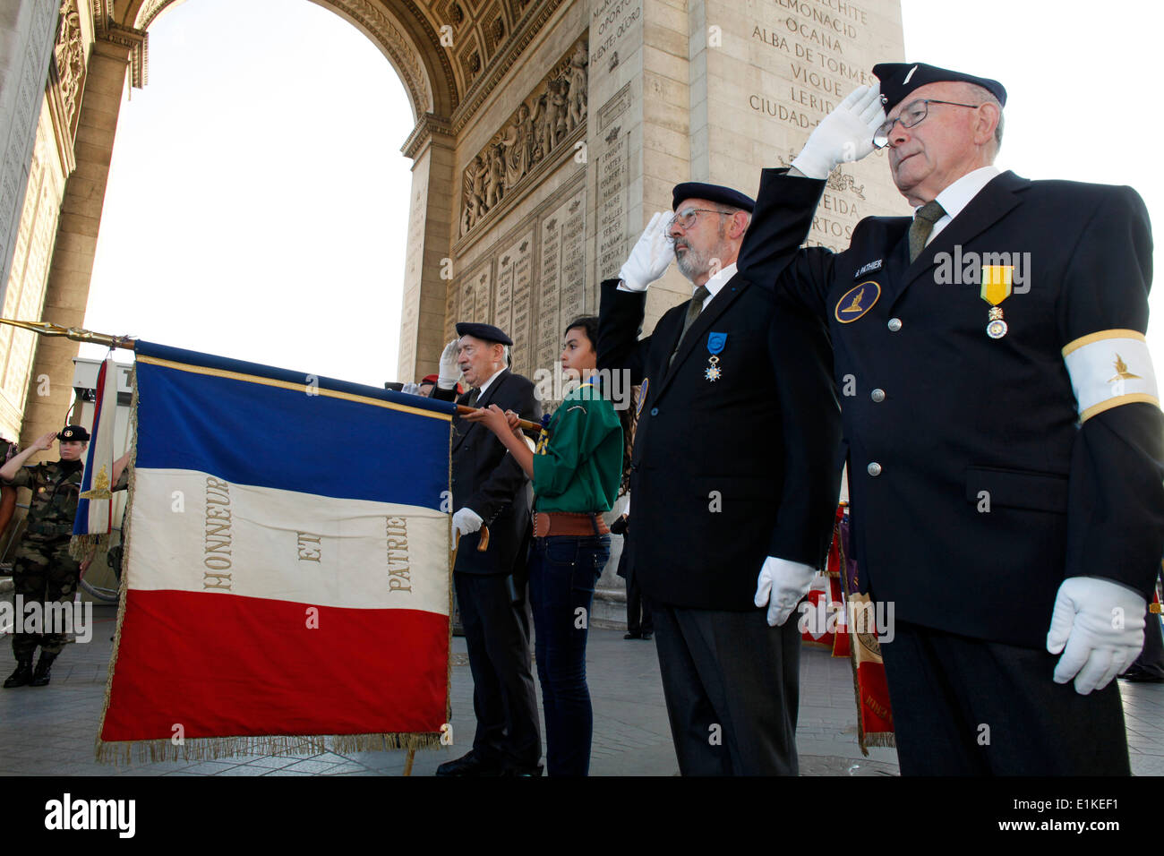 Girl scout musulman français aux anciens combattants et à l'Arc de Triomphe Banque D'Images