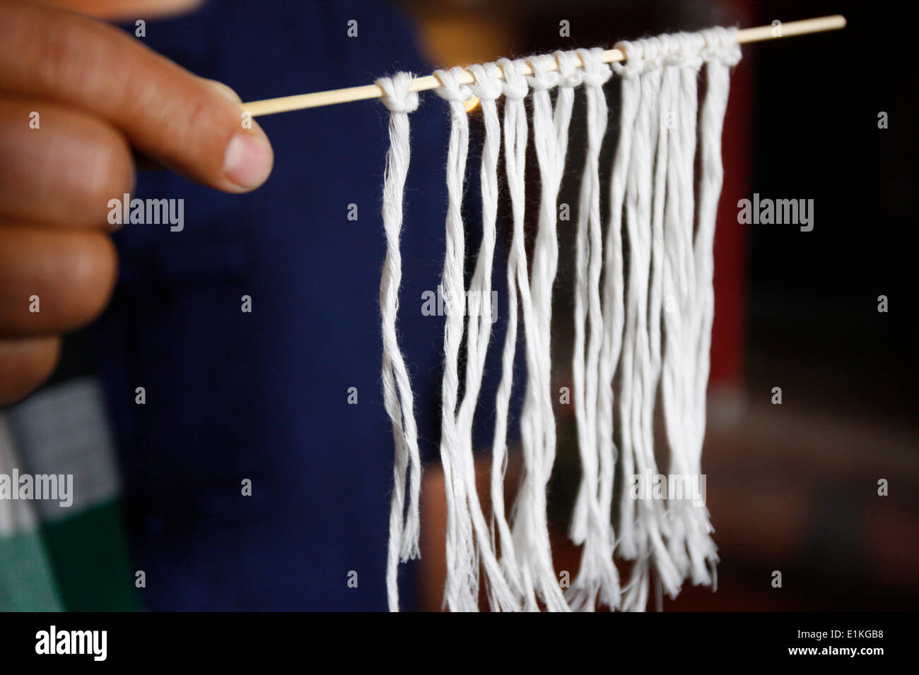 Cérémonie bouddhiste lao avec bracelets de coton Banque D'Images