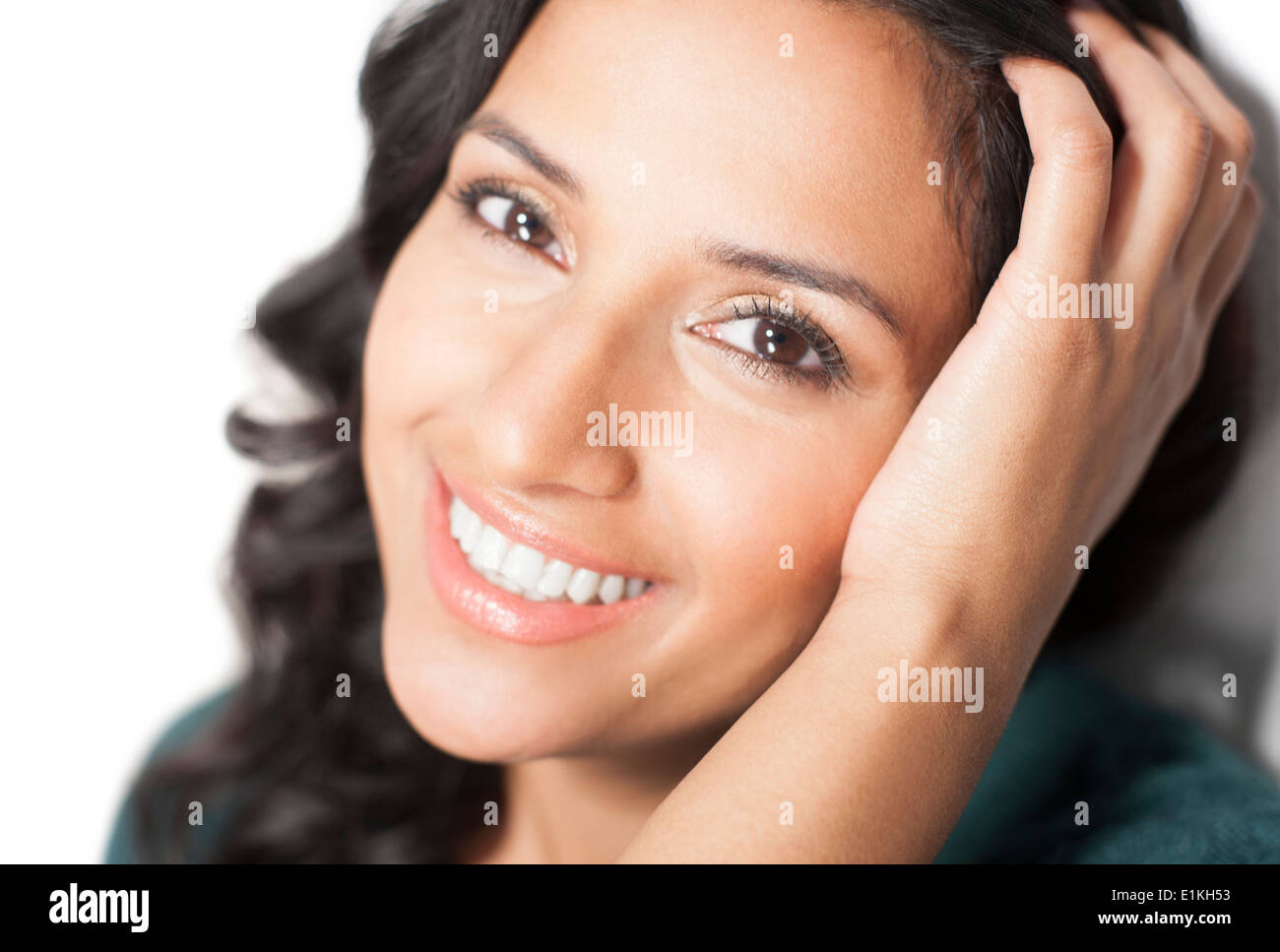 Parution modèle Portrait d'une femme avec sa main dans ses cheveux. Banque D'Images