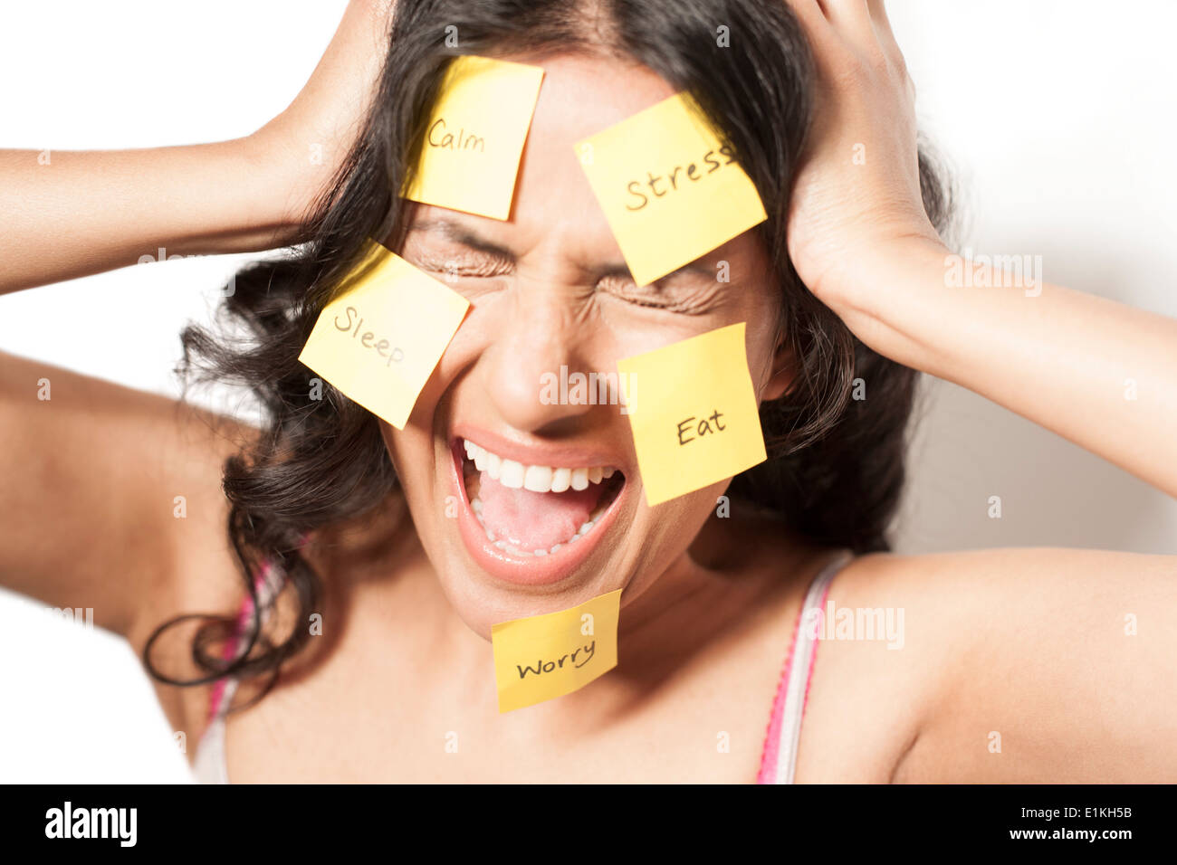 Parution modèle femme frustrée avec notes adhésif collé à son visage. Banque D'Images