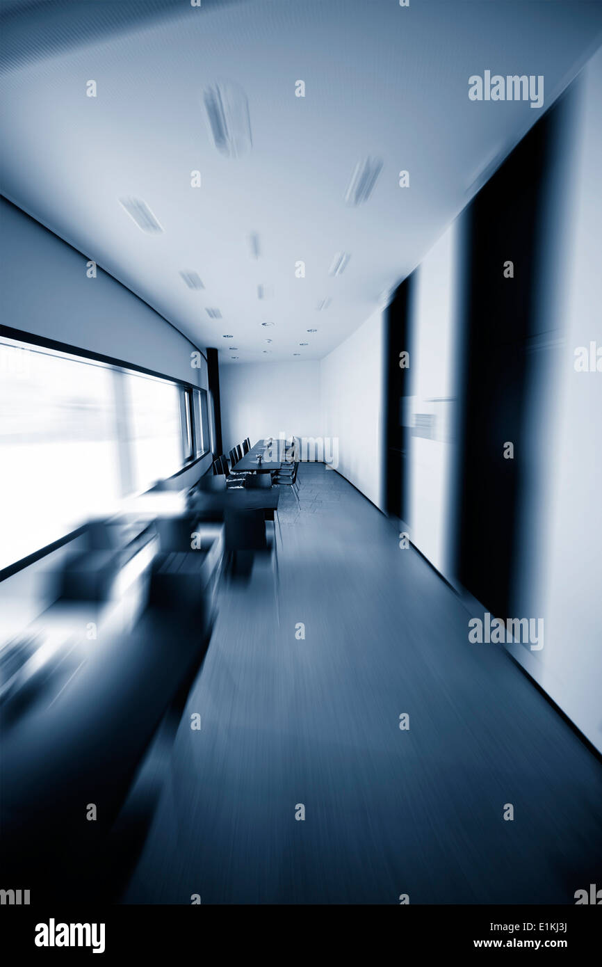 L'intérieur du corridor d'un immeuble de bureaux blurred motion. Banque D'Images