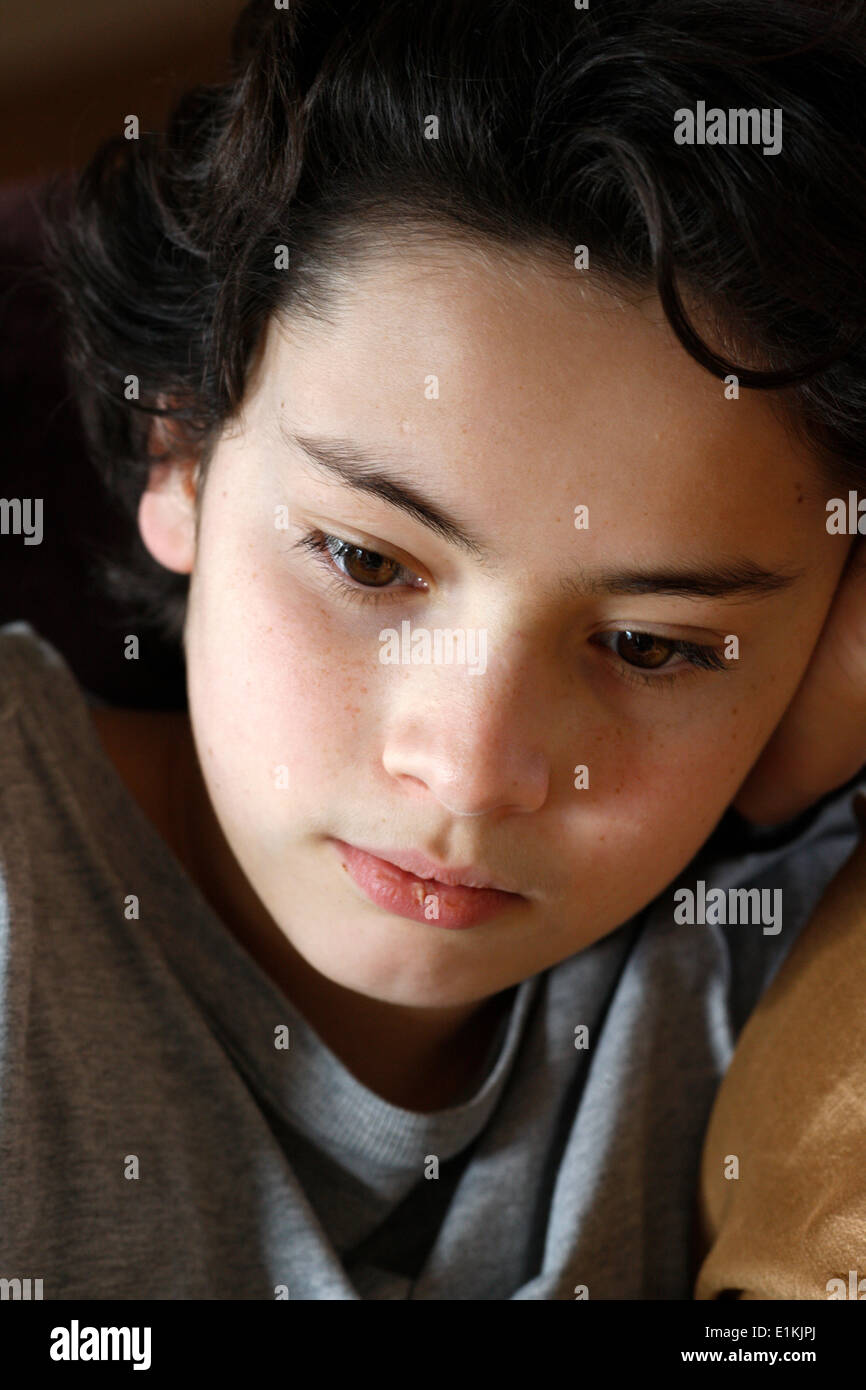 Un Garcon De 13 Ans Photo Stock Alamy