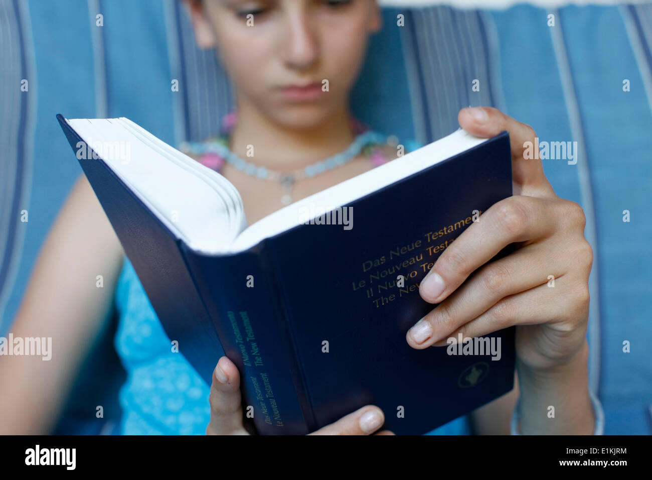 Girl reading a bible Banque D'Images