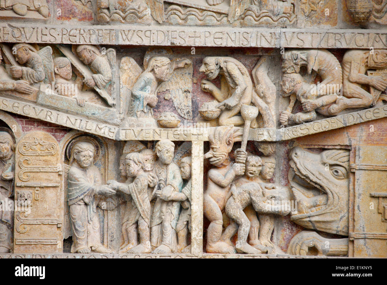 Tympan de l'église abbatiale Sainte Foy : pesée des âmes & Jugement Dernier Banque D'Images