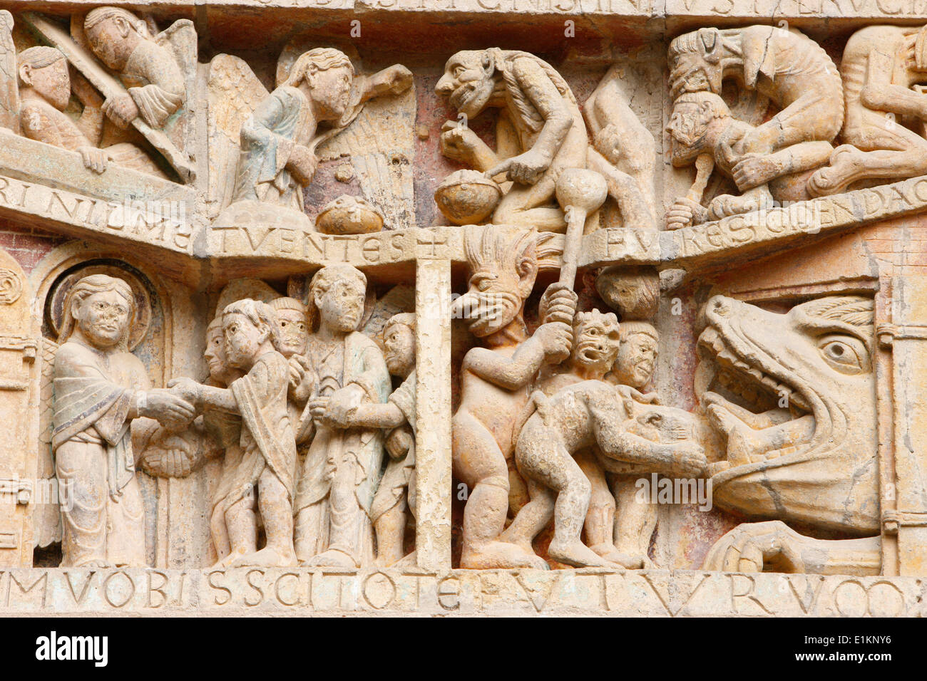 Tympan de l'église abbatiale Sainte Foy : pesée des âmes & Jugement Dernier Banque D'Images